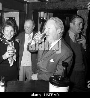 Une pause pour le premier ministre Edward Heath au King's Head public house en Bexley, après une pause dans sa tournée des bureaux de vote dans sa circonscription Sidcup. PA  165380-171 AF Banque D'Images