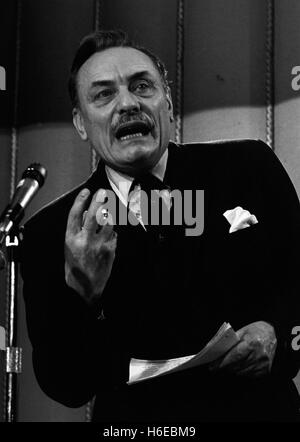 Un geste fort de rebelle conservateur Enoch Powell lors d'une réunion publique, à la suite Mayfair, Centre Bullring. M. Powell a pris la parole à l'appui de la Grande-Bretagne 'Get Out' campagne, un mouvement anti-Marché commun.PA  165380-114 AF Banque D'Images