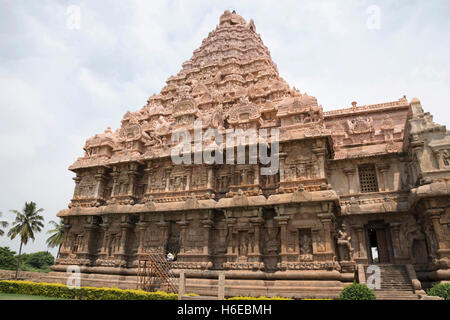 Les créneaux et le sud de l'entrée de la mukhamandapa, Temple de Brihadisvara, Gangaikondacholapuram, Tamil Nadu, Inde. Vue depuis le Sud Banque D'Images