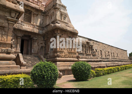 Les créneaux et le sud de l'entrée de la mukhamandapa, Temple de Brihadisvara, Gangaikondacholapuram, Tamil Nadu, Inde. Vue depuis le Sud Banque D'Images