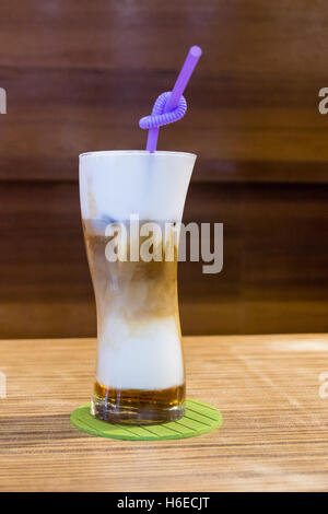 Cold capuccino dans grand verre avec paille Banque D'Images