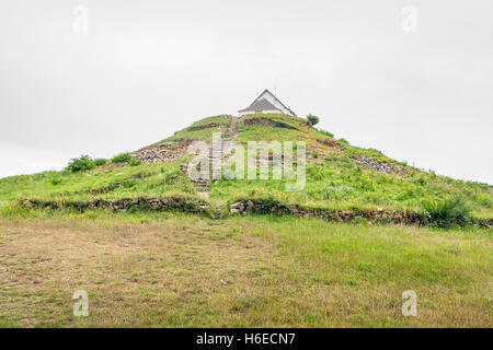 Tombe mégalithique nommé tumulus tumulus Saint-Michel près de Carnac, une commune française, située dans le département de la Bretagne, France Banque D'Images