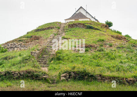 Tombe mégalithique nommé tumulus tumulus Saint-Michel près de Carnac, une commune française, située dans le département de la Bretagne, France Banque D'Images