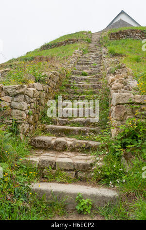 Escalier à une tombe mégalithique nommé tumulus tumulus Saint-Michel près de Carnac, une commune française, située dans le département de Bretagne, F Banque D'Images