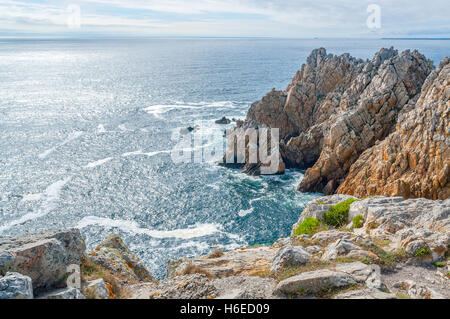 Paysages côtiers rocheux autour de Pointe de Pen-Hir en Bretagne, France Banque D'Images