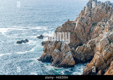 Paysages côtiers rocheux autour de Pointe de Pen-Hir en Bretagne, France Banque D'Images