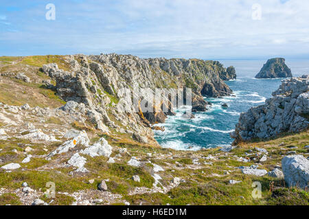 Paysages côtiers rocheux autour de Pointe de Pen-Hir en Bretagne, France Banque D'Images