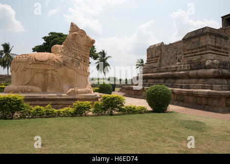 Nandi bull énorme à l'entrée, Temple de Brihadisvara, Gangaikondacholapuram, Tamil Nadu, Inde. Banque D'Images