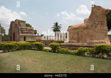 Nandi bull énorme à l'entrée, Temple de Brihadisvara, Gangaikondacholapuram, Tamil Nadu, Inde. Banque D'Images