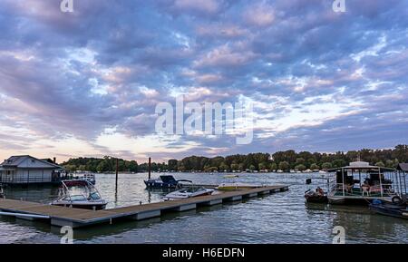 Magnifique coucher de soleil sur la rivière Sava à Belgrade, Serbie Banque D'Images