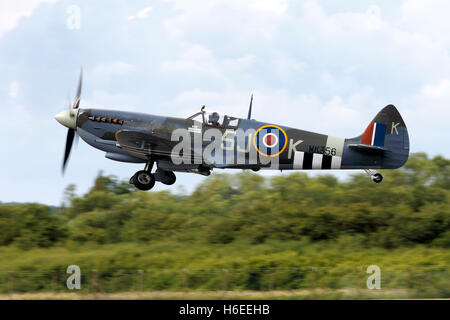 Supermarine Spitfire Mk IXc LF MK356, décolle à la 2014 Royal International Air Tattoo à Fairford de la RAF, Gloucestershire, Royaume-Uni. Banque D'Images