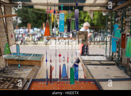 L'extérieur de Cambridge market stall verre bijoux multicolores se bloque en premier plan Banque D'Images