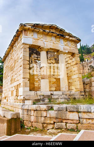 Le Conseil du Trésor athénien reconstruit, construite pour célébrer leur victoire à la bataille de Marathon, Delphi, Grèce. Banque D'Images