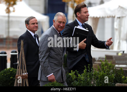 Le Prince de Galles (centre) arrive à la duchesse de Cornwall Inn au cours d'une visite à 2004/2005, un nouveau développement urbain sur le bord de Dorchester. Banque D'Images