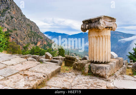 Les ruines de l'ancienne Delphes avec vue sur la vallée et les montagnes brumeuses du Parnasse, la Grèce. Banque D'Images