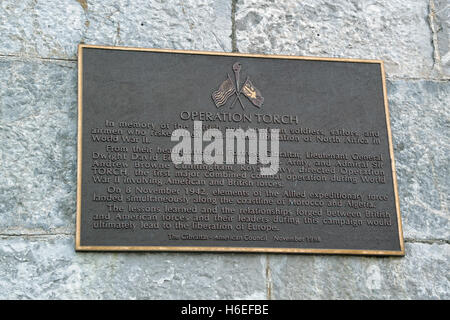 À côté de la plaque l'American War Memorial Gibraltar commémorant l'opération Torch, WW2 invasion de l'Afrique du Nord Banque D'Images