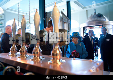 La reine Elizabeth II à l'intérieur de la duchesse de Cornwall Inn au cours d'une visite à 2004/2005, un nouveau développement urbain sur le bord de Dorchester. Banque D'Images