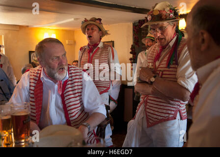 Village Pub UK intérieur personnes. Morris hommes se détendant pendant une pause de leur danse. En chantant des chansons folkloriques traditionnelles, Thaxted Essex 2000 HOMER SYKES Banque D'Images