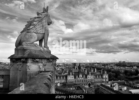 Vue sur Paris depuis la tour de l'église Banque D'Images