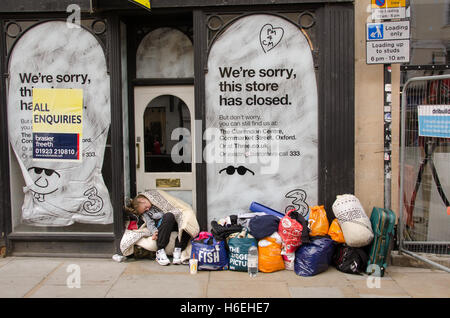 Jeune femme sans-abri dormant dehors un atelier fermé dans Cornmarket Street, centre-ville d'Oxford Banque D'Images