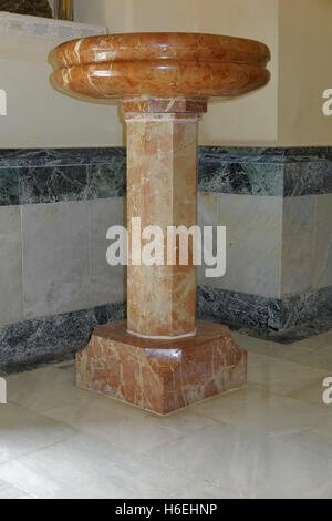 Socle en marbre placée dans un coin de la chambre Banque D'Images