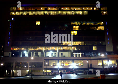 Chaque homme marche loin de glasgow finnieston skypark illuminé office tower block dans la nuit Banque D'Images