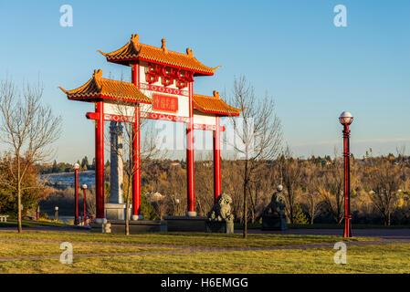 Chinese Gate, Jardin Chinois, Louise McKinney Riverfront Park, Edmonton, Alberta, Canada Banque D'Images