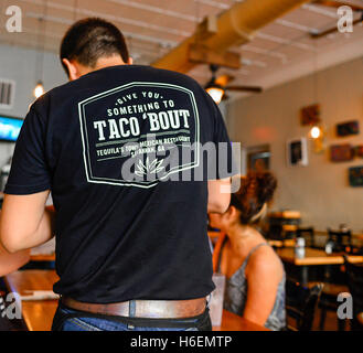 Tee shirt de marque slogan se lit comme suit "vous donner quelque chose de Taco 'bout' de la ville de Tequila Restaurant Mexicain à Savannah, GA Banque D'Images