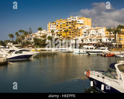 Bateau au port de plaisance Puerto Cabopino, Marbella. Costa del Sol, Malaga province. Andalousie Espagne. L'Europe Banque D'Images