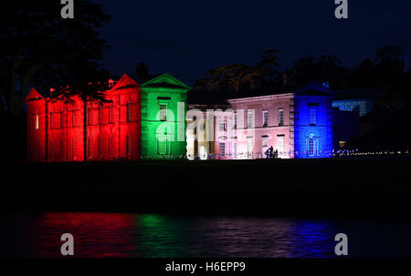 Compton Verney's manoir du xviiie siècle dans le Warwickshire est illuminé en différentes couleurs pour célébrer le 300e anniversaire de paysagiste Lancelot 'Capability Brown, qui a planté plus de 2000 arbres dans les 120 acres de Compton Verney parc. Banque D'Images