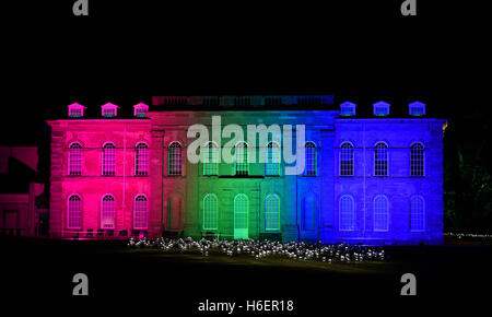 Compton Verney's manoir du xviiie siècle dans le Warwickshire est illuminé en différentes couleurs pour célébrer le 300e anniversaire de paysagiste Lancelot 'Capability Brown, qui a planté plus de 2000 arbres dans les 120 acres de Compton Verney parc. Banque D'Images