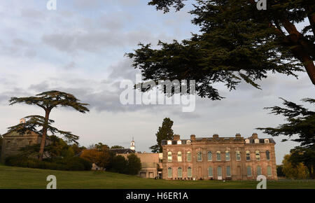 Compton Verney's manoir du xviiie siècle dans la région de Warwickshire, qui est d'être éclairés de différentes couleurs pour célébrer le 300e anniversaire de paysagiste Lancelot 'Capability Brown, qui a planté plus de 2000 arbres dans les 120 acres de Compton Verney parc. Banque D'Images