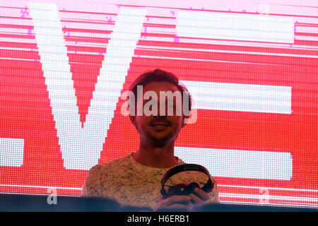 Martin Solveig joue sur la scène au cours du Capital FM Monster Mash Up avec Vodafone à Mountford, hall de guilde de Liverpool, Liverpool Les élèves. ASSOCIATION DE PRESSE Photo. Photo date : Jeudi 27 octobre 2016. Crédit photo doit se lire : Martin Rickett/PA Wire Monster Capitale Mash-Up avec Vodafone a débuté à Liverpool ce soir (jeudi 27 octobre). C'était le premier de trois concerts réunissant les auditeurs Capital Halloween plus près de certains des meilleurs artistes du monde, les DJs et producteurs. L'Chainsmokers, Martin Solveig, Sigma, Kungs et Anton pouvoirs a joué à une salle comble au centre de Liverpool, Moun Banque D'Images