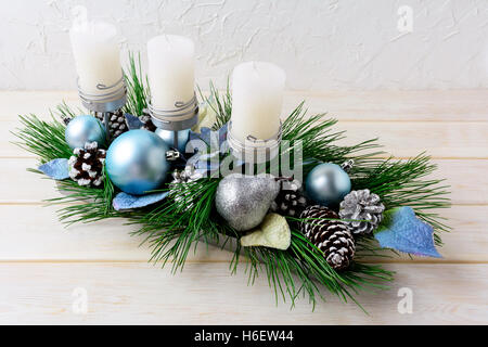 Fond de Noël avec des ornements bougeoir bleu décoré. Vacances de Noël Décoration avec ornements bleus. Gr de Noël Banque D'Images