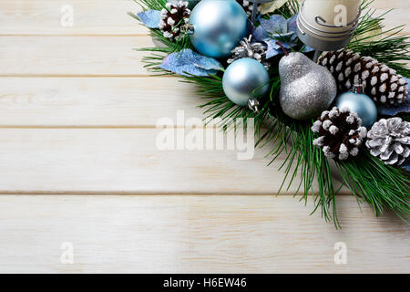 Fond de Noël avec décoration de lampe de table bleu et ornements. Décoration de Noël avec des pommes de pin. Gre de Noël Banque D'Images