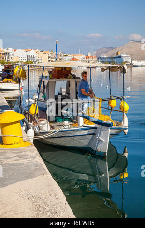 Bateau de pêche et pêcheurs dans le port d'Argostoli sur l'île grecque de Céphalonie Banque D'Images