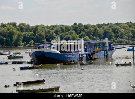 Navire et de bateaux dans la rivière Sava, Belgrade, Serbie Banque D'Images