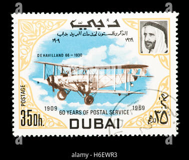 Timbre-poste de représentant un biplan de Havilland 66 (60'e anniversaire de service de courrier électronique de Dubaï). Banque D'Images