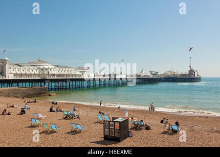 Pier de Brighton, les gens sur la plage en face Banque D'Images