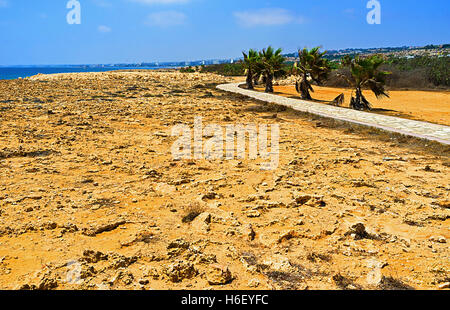 La promenade le long de la côte rocheuse à côté d'Ayia Napa, Chypre resort. Banque D'Images