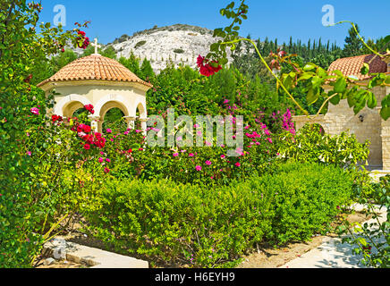 Le monastère de St George a la riche collection de roses dans son magnifique jardin, à Chypre. Banque D'Images