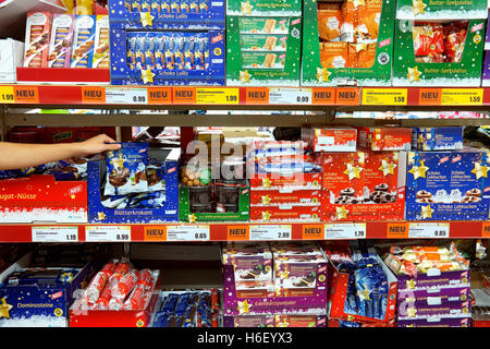 Étagères avec des biscuits de Noël et des chocolats dans un supermarché discount Norma allemand. Banque D'Images