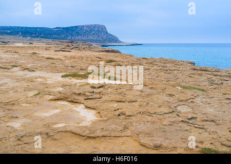 La côte rocheuse avec de nombreux gisements de sel formée à partir de flaques d'eau de la mer Méditerranée, le Cavo Greco, Ayia Napa, Chypre. Banque D'Images