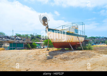 Le vieux bateau rouillé se dresse sur la rive du fleuve et attend pour la réparation, Liopetri, Chypre. Banque D'Images
