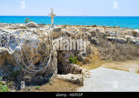 L'ancien temple d'Ayia Thekla, situé dans la petite grotte, près de la côte, Sotira, Chypre. Banque D'Images