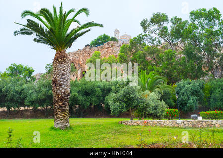 L'église de Profitis Elias situé sur la colline est entouré de jardin pittoresque, Protaras, Chypre. Banque D'Images