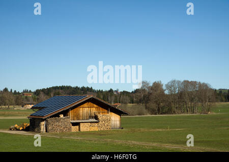 Usine de panneaux solaires photovoltaïques sur un toit d'une maison de campagne Banque D'Images