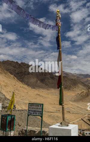 Les drapeaux de prières du Shanti stupa à la périphérie de Leh Banque D'Images