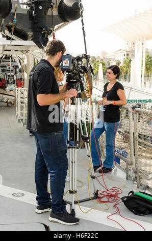 Membre de l'équipage de Greenpeace Rainbow Warrior III d'être interviewé dans le port de Malaga, Andalousie, espagne. Banque D'Images