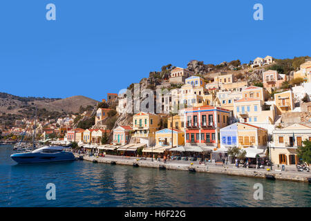 L'île de Symi - maisons colorées et des petits bateaux au cœur du village Banque D'Images